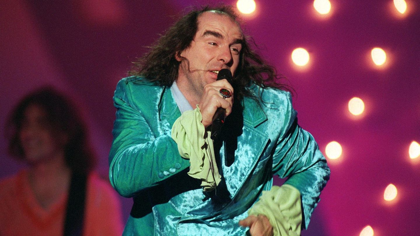Guildo Horn gilt als eine der ungewöhnlichsten Figuren der deutschen Pop- und ESC-Geschichte. 1998 trat er mit dem von Stefan Raab verfassten Song „Guildo hat euch lieb!“ an. Eine bewusst überdrehte und schrille Performance, die Deutschland den siebten Platz bescherte. Der Musiker ist bis heute ein gern gesehener Gast in Podcasts und Talkshows. Mit dem ESC kann er heute allerdings nichts mehr anfangen, wie er 2025 dem Redaktionsnetzwerk Deutschland erklärte: „Die Künstler werden erschlagen von diesen Video-Walls. Sie selbst sind nur noch ein winziger Teil der Inszenierung.“ Sein Fazit: „Das ist nicht mehr mein Wettbewerb.“