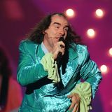 Guildo Horn gilt als eine der ungewöhnlichsten Figuren der deutschen Pop- und ESC-Geschichte. 1998 trat er mit dem von Stefan Raab verfassten Song „Guildo hat euch lieb!“ an. Eine bewusst überdrehte und schrille Performance, die Deutschland den siebten Platz bescherte. Der Musiker ist bis heute ein gern gesehener Gast in Podcasts und Talkshows. Mit dem ESC kann er heute allerdings nichts mehr anfangen, wie er 2025 dem Redaktionsnetzwerk Deutschland erklärte: „Die Künstler werden erschlagen von diesen Video-Walls. Sie selbst sind nur noch ein winziger Teil der Inszenierung.“ Sein Fazit: „Das ist nicht mehr mein Wettbewerb.“