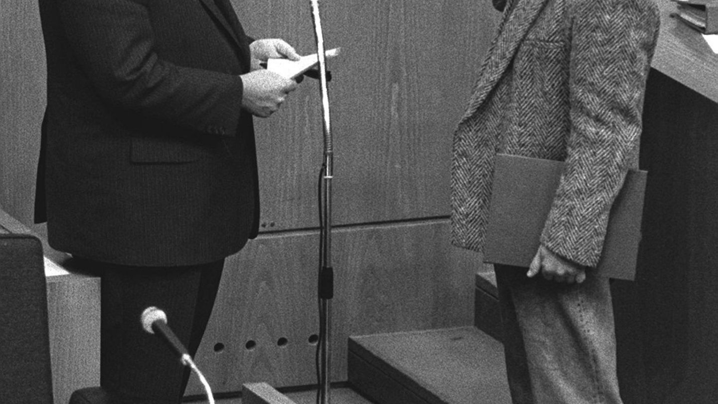 Die Turnschuhe von Joschka Fischer zählen zu den berühmtesten Exponaten des Ledermuseums. (Archivbild) Foto: picture alliance /