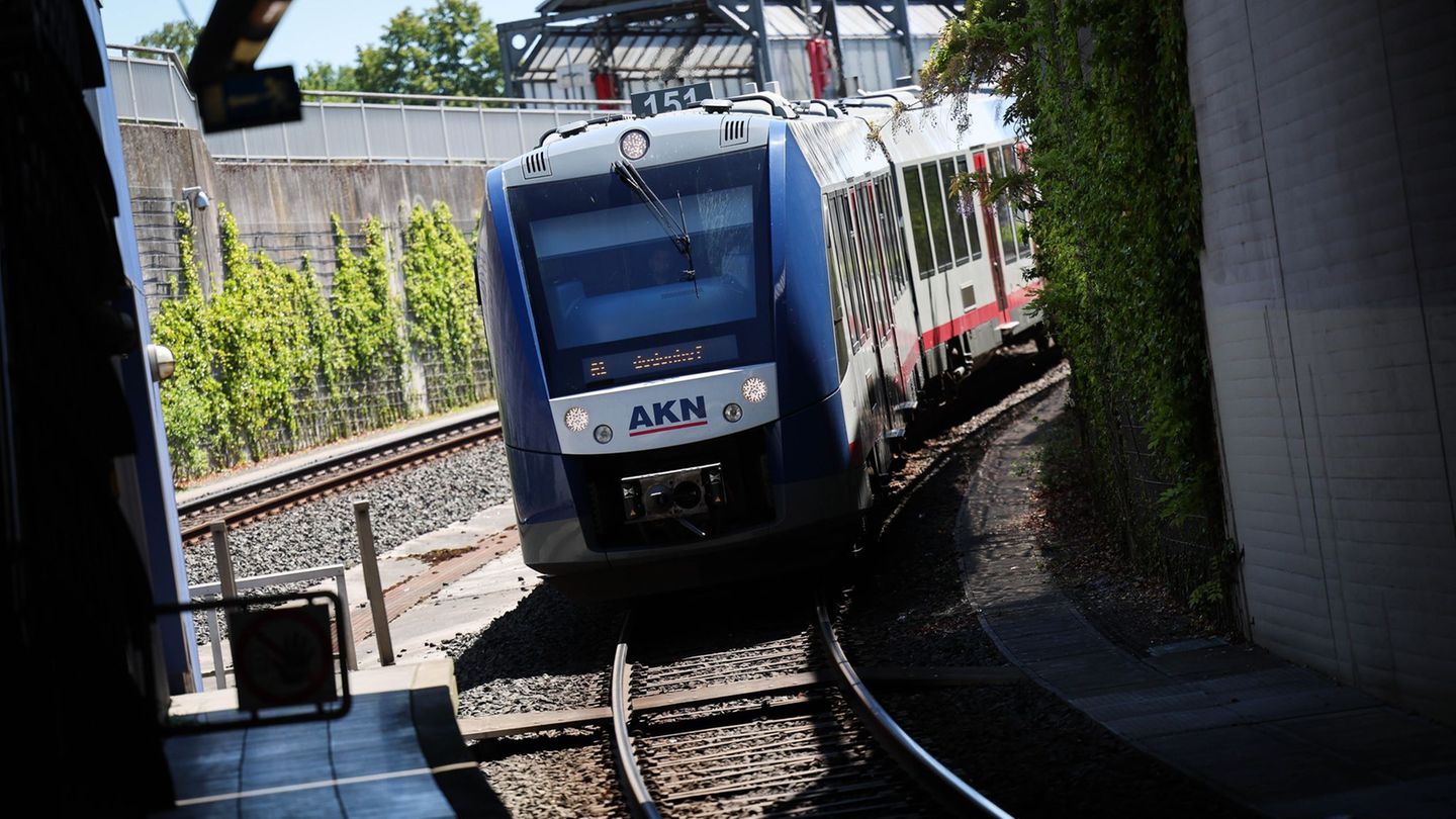 Reisende müssen sich wegen Bauarbeiten auf Zugausfälle beider AKN einstellen. (Archivbild) Foto: Christian Charisius/dpa