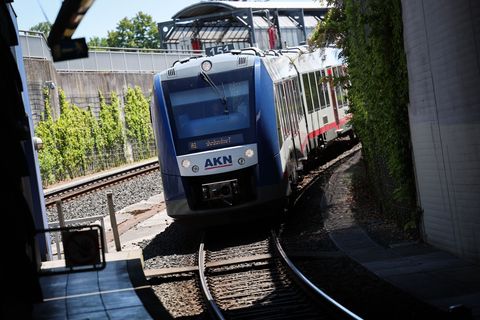 Reisende müssen sich wegen Bauarbeiten auf Zugausfälle beider AKN einstellen. (Archivbild) Foto: Christian Charisius/dpa