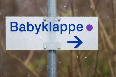 Nach mehr als zwei Jahrzehnten wurde die Babyklappe in Bitterfeld-Wolfen wieder genutzt. (Archivbild) Foto: Jan Woitas/dpa-Zentr