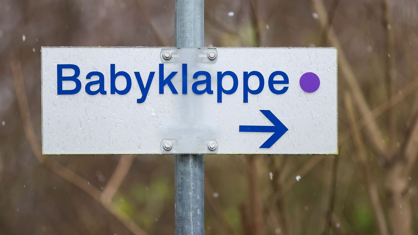 Nach mehr als zwei Jahrzehnten wurde die Babyklappe in Bitterfeld-Wolfen wieder genutzt. (Archivbild) Foto: Jan Woitas/dpa-Zentr