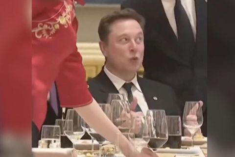Elon Musk zieht während eines Selfies Grimassen.