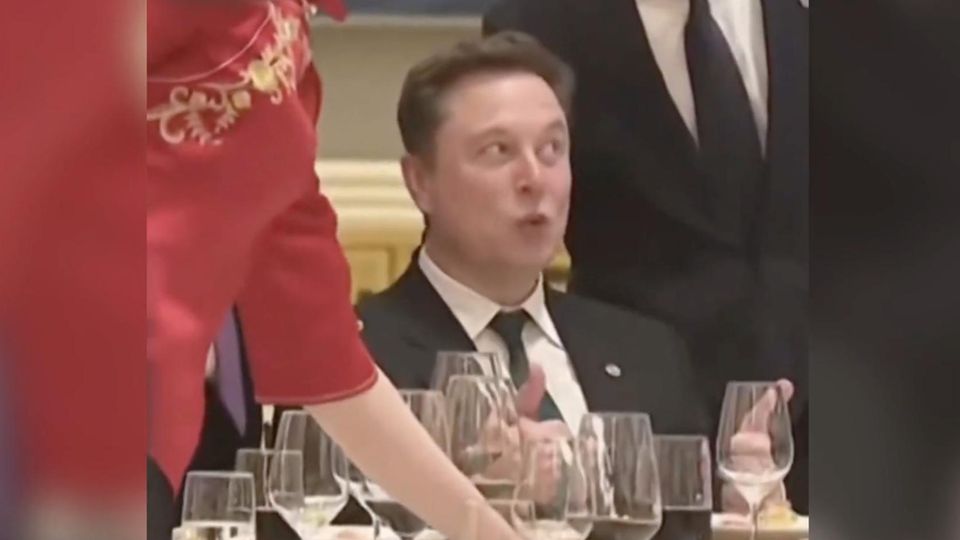 Elon Musk zieht während eines Selfies Grimassen.