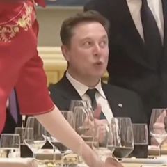 Elon Musk zieht während eines Selfies Grimassen.