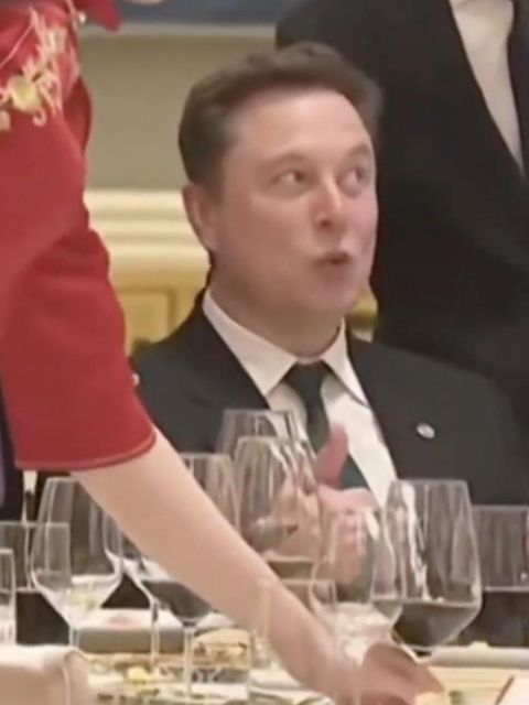 Elon Musk zieht während eines Selfies Grimassen.