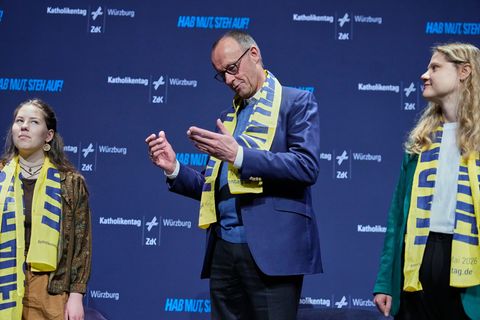 Der Kanzler zeigt sich in Würzburg selbstkritisch. Foto: Matthias Schrader/AP Pool/dpa