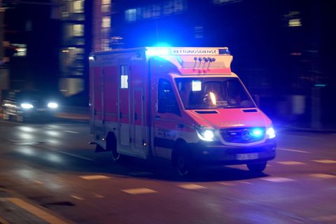 Ein Autofahrer wurde bei einer Kollision mit einem Lkw getötet. (Symbolbild) Foto: Carsten Rehder/dpa