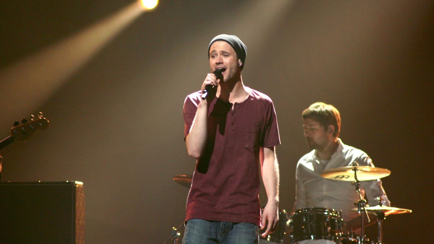 Roman Lob singt auf der Bühne in ein Mikro