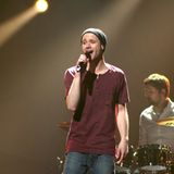 Roman Lob singt auf der Bühne in ein Mikro