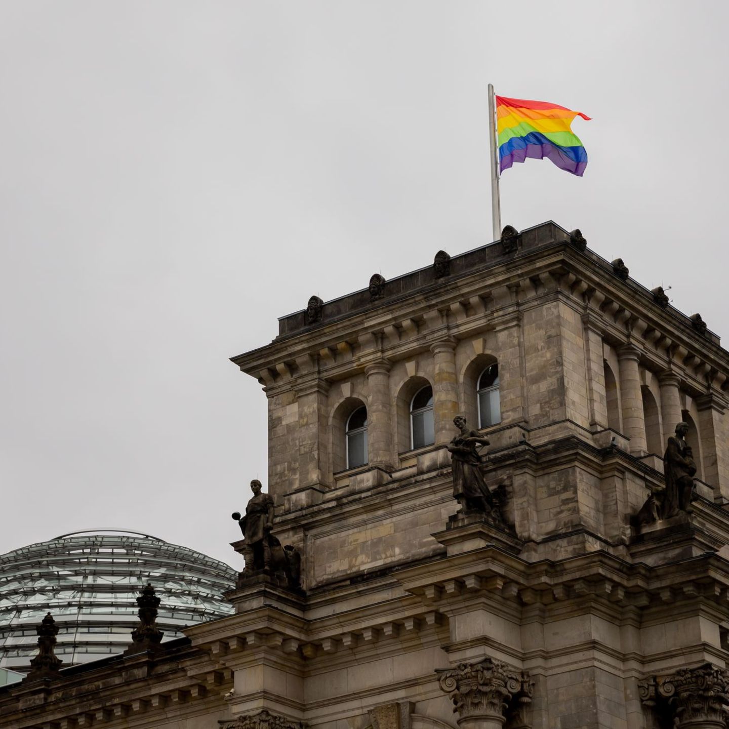 Wann weht die Regenbogenflagge über dem Bundestag? An dieser Frage entzündete sich 2025 ein politischer Streit. (Symbolbild) Fot