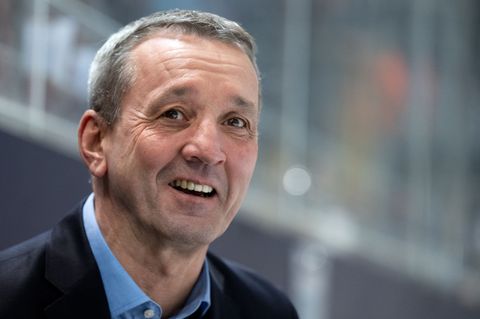 Trainer Thomas Popiesch gelang mit den Krefeld Pinguinen die Zweitliga-Meisterschaft. (Archivbild) Foto: Sven Hoppe/dpa