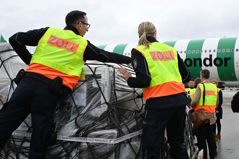 Zollbeamte sind am Frankfurter Flughafen im Einsatz. (Archivbild) Foto: Arne Dedert/dpa