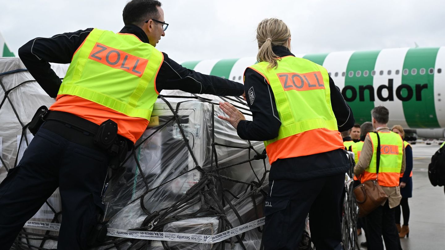 Zollbeamte sind am Frankfurter Flughafen im Einsatz. (Archivbild) Foto: Arne Dedert/dpa