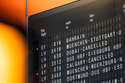 Flug ins Ausland: Eine Tafel an einem Airport