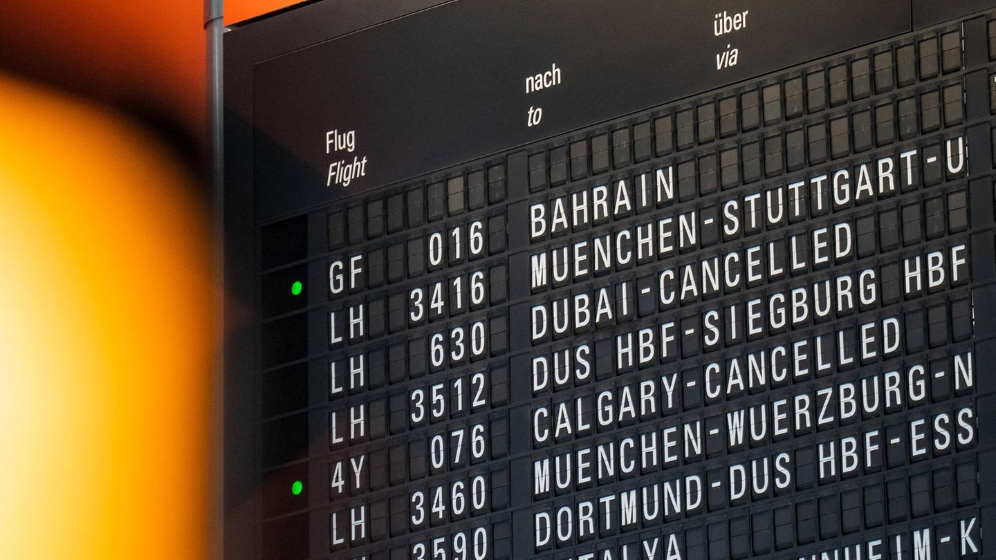 Flug ins Ausland: Eine Tafel an einem Airport