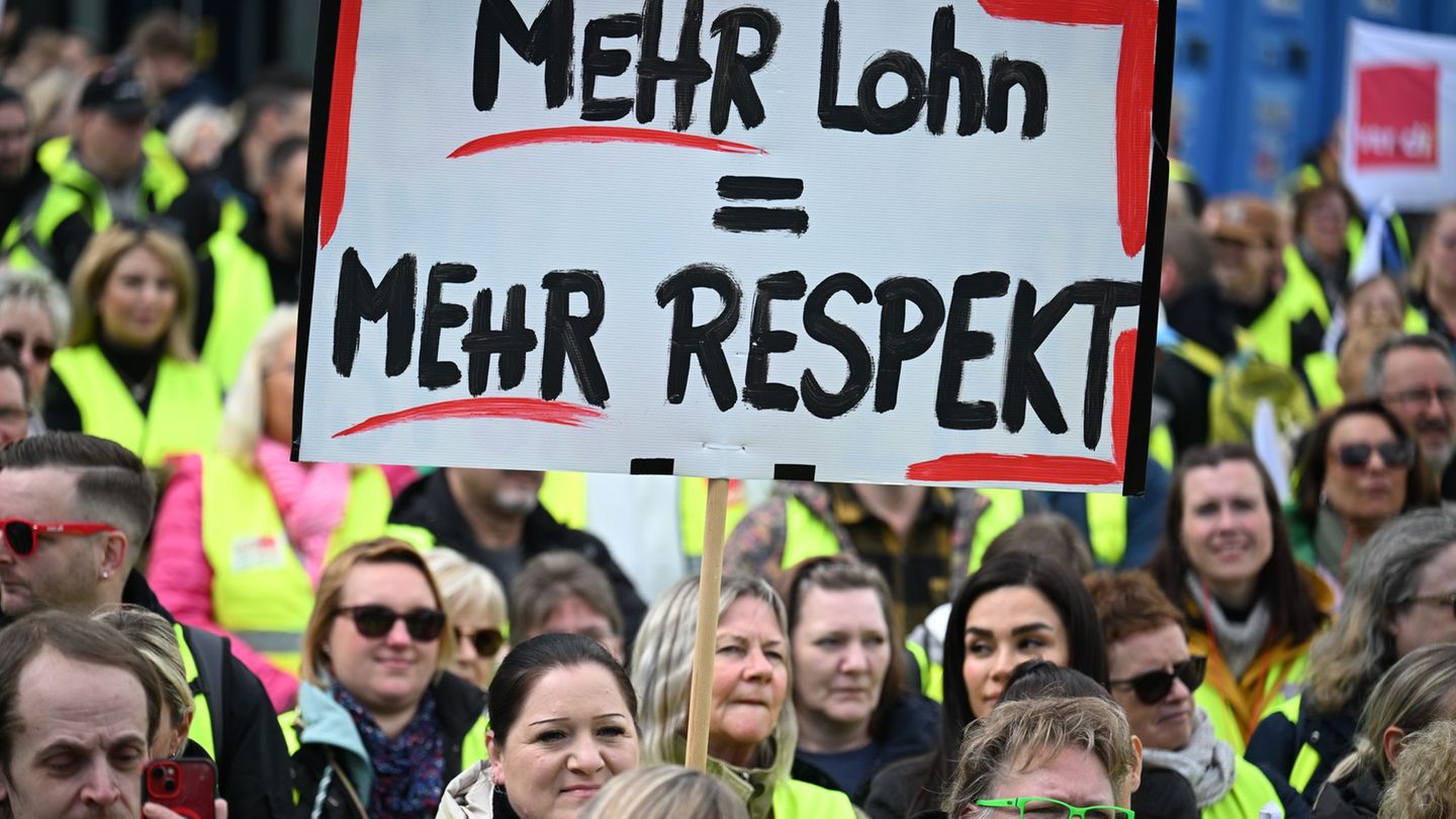 Bei der Kundgebung in Dortmund forderten zahlreiche Menschen mehr Lohn im Handel. Foto: Federico Gambarini/dpa