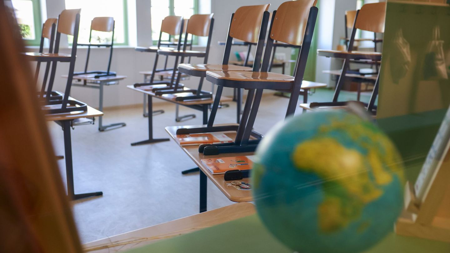 Mit Arbeitszeitkonten gegen den Unterrichtsausfall. (Symbolbild) Foto: Jan Woitas/dpa