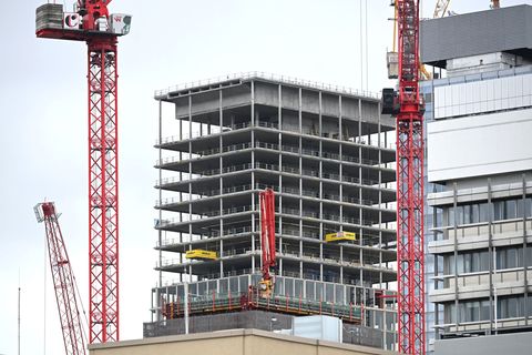 Das Baugewerbe gilt in Berlin laut Förderbank IBB als Wachstumstreiber bei der Wirtschaftsleistung. (Archivbild) Foto: Elisa Sch