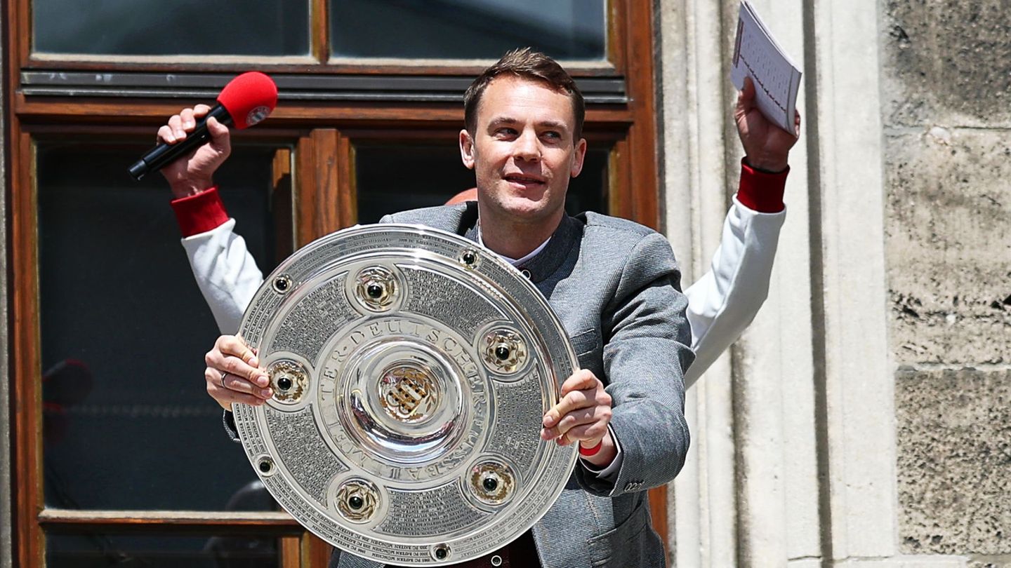 Gewohntes Bild: Manuel Neuer mit der Meisterschale auf dem Rathausbalkon. (Archivbild) Foto: Daniel Löb/dpa