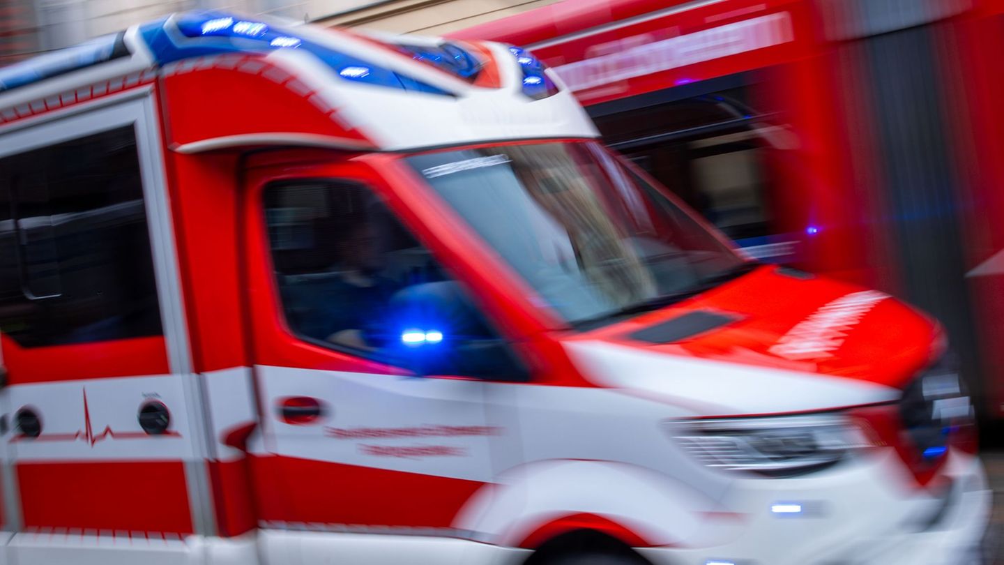 Rettungskräfte brachten den Radfahrer zur weiteren Behandlung in ein Krankenhaus. (Symbolbild) Foto: Jens Büttner/dpa