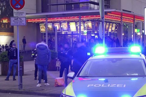 Die Polizei war mit zahlreichen Kräften in dem Einkaufszentrum im Einsatz. (Symbolbild) Foto: Fritz Demel/dpa