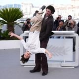 Cannes, Frankreich. Da freut sich aber jemand: Reggie Absolom (kopfüber) und Regisseur Jordan Firstman posieren für Fotografen beim Fototermin für den Film „Club Kid“ während der 79. Internationalen Filmfestspiele in Cannes.