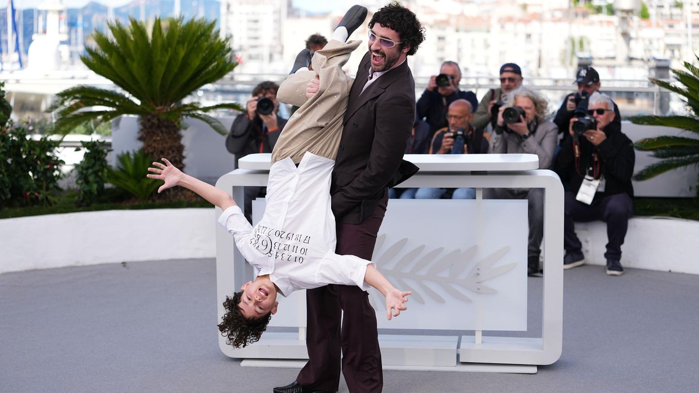 Cannes, Frankreich. Da freut sich aber jemand: Reggie Absolom (kopfüber) und Regisseur Jordan Firstman posieren für Fotografen beim Fototermin für den Film „Club Kid“ während der 79. Internationalen Filmfestspiele in Cannes.