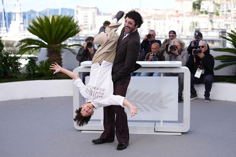 Cannes, Frankreich. Da freut sich aber jemand: Reggie Absolom (kopfüber) und Regisseur Jordan Firstman posieren für Fotografen beim Fototermin für den Film „Club Kid“ während der 79. Internationalen Filmfestspiele in Cannes.