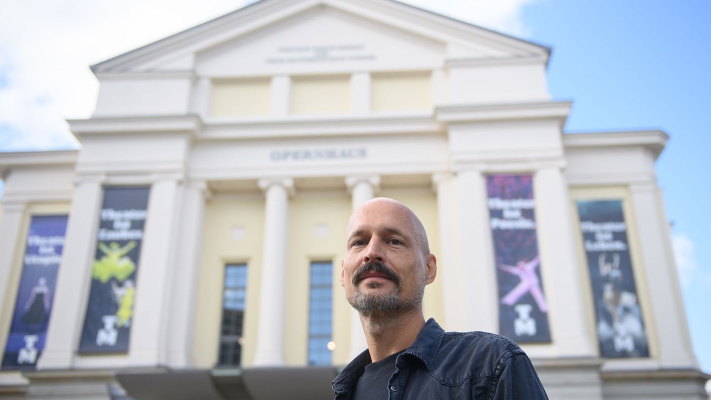 Kevin Rittberger ist der Autor des Stückes "Wunde Stadt". Foto: Klaus-Dietmar Gabbert/dpa
