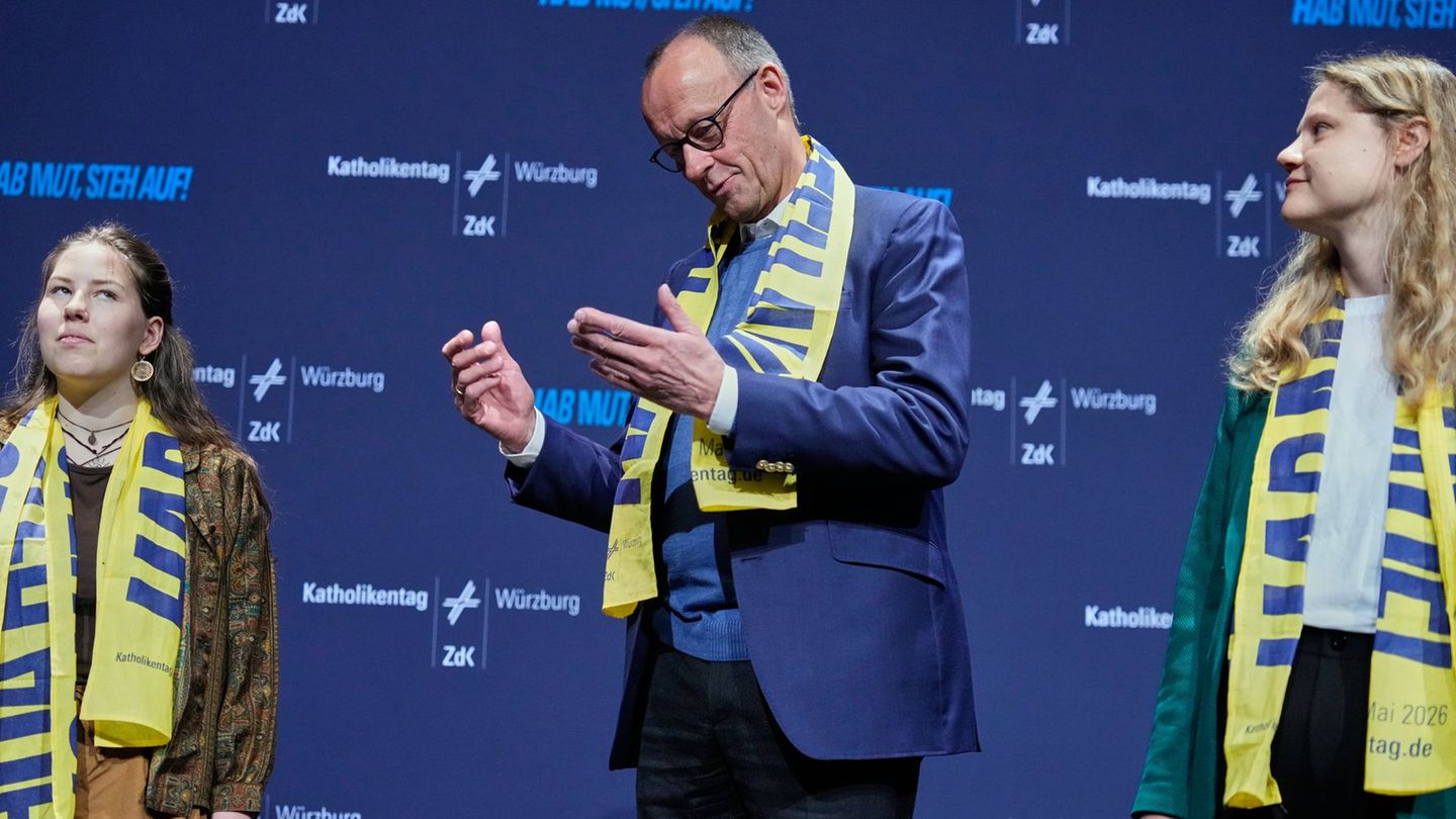 Der Bundeskanzler stellte sich kritischen Fragen von jungen Leuten. Foto: Matthias Schrader/AP Pool/dpa