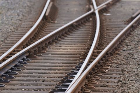 Bei Paderborn haben Jugendliche Schottersteine auf Bahngleise gelegt und den Lokführer zu einer Reaktion gezwungen. (Symbolbild)