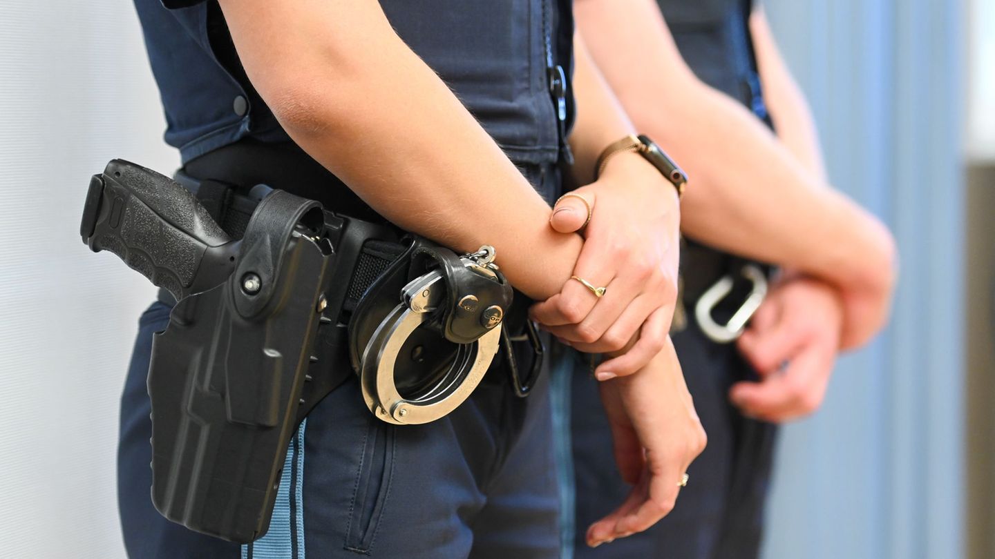 Ein Polizist gab bei der Verfolgung zwei Warnschüsse aus seiner Waffe ab. (Symbolbild) Foto: Tobias Hase/dpa