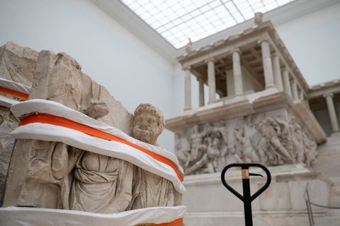 Der Pergamonaltar soll im Juni 2027 wieder besichtigt werden können. (Archivbild) Foto: Markus Lenhardt/dpa