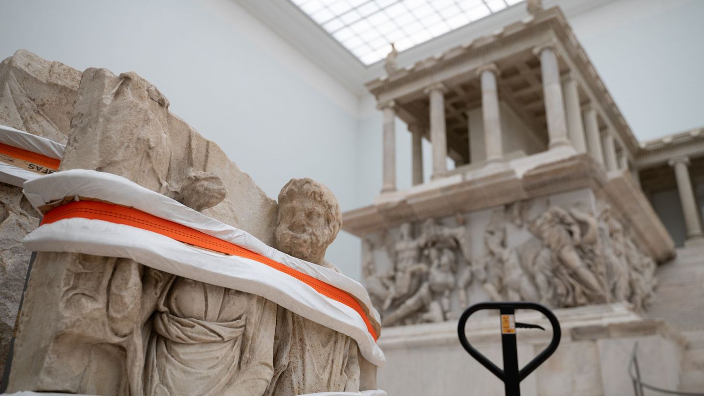 Der Pergamonaltar soll im Juni 2027 wieder besichtigt werden können. (Archivbild) Foto: Markus Lenhardt/dpa