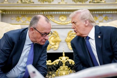 Friedrich Merz und Donald Trump sprechen miteinander