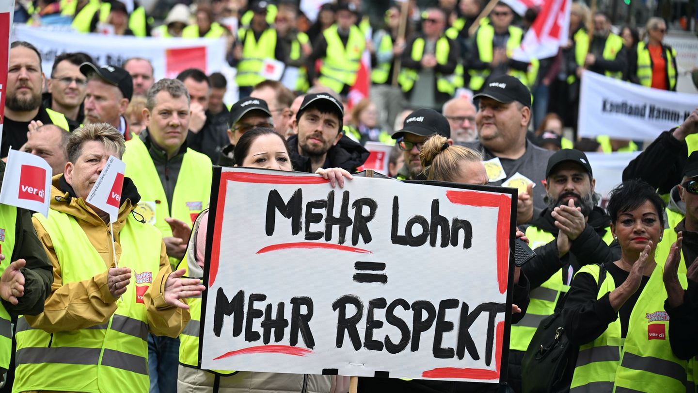 An einer Kundgebung in Dortmund nahmen mehrere Hundert Menschen teil. Foto: Federico Gambarini/dpa