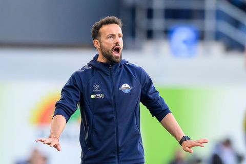 Trainer Ralf Kettemann hat mit dem SC Paderborn weiter die Chance auf den dritten Bundesliga-Aufstieg. (Archivbild) Foto: Anke W