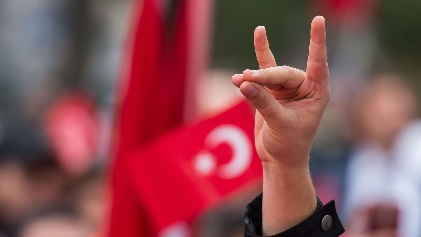 Ein türkischstämmiger Polizeibeamter aus Osnabrück soll den "Wolfsgruß" bei einer Familienfeier gezeigt haben - ob er tatsächlic
