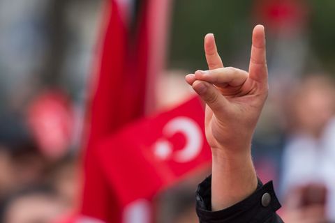 Ein türkischstämmiger Polizeibeamter aus Osnabrück soll den "Wolfsgruß" bei einer Familienfeier gezeigt haben - ob er tatsächlic