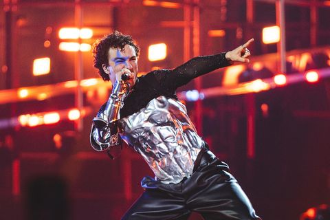 Sänger Cosmo performt auf der Bühne