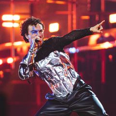 Sänger Cosmo performt auf der Bühne