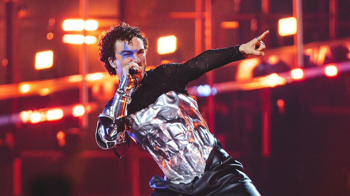 Sänger Cosmo performt auf der Bühne