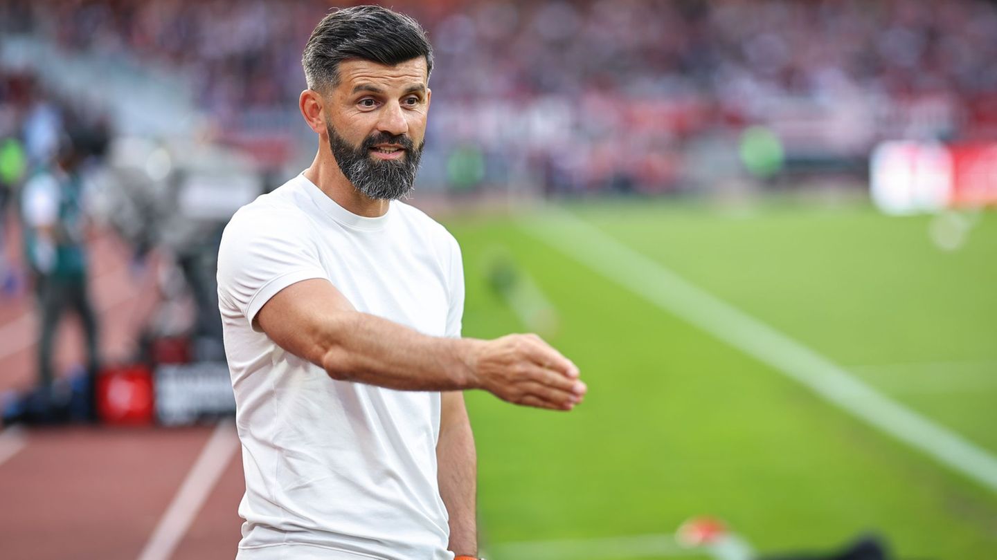 Schalke-Coach Miron Muslic will seine beste Elf ins Spiel schicken. (Archivbild) Foto: Daniel Karmann/dpa