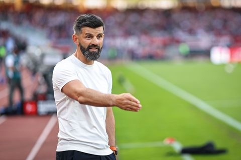 Schalke-Coach Miron Muslic will seine beste Elf ins Spiel schicken. (Archivbild) Foto: Daniel Karmann/dpa