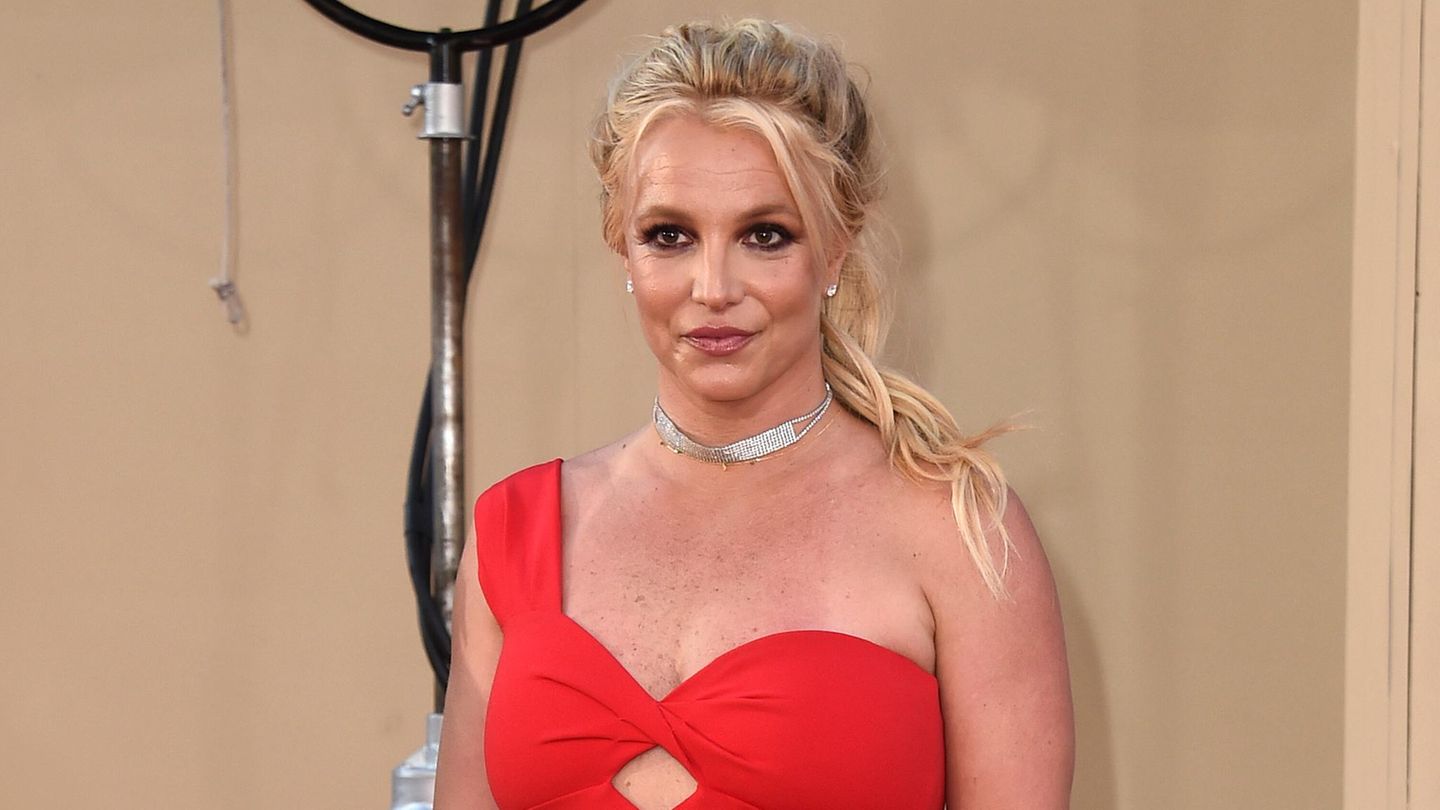 Britney Spears geht in einem roten Kleid über den roten Teppich