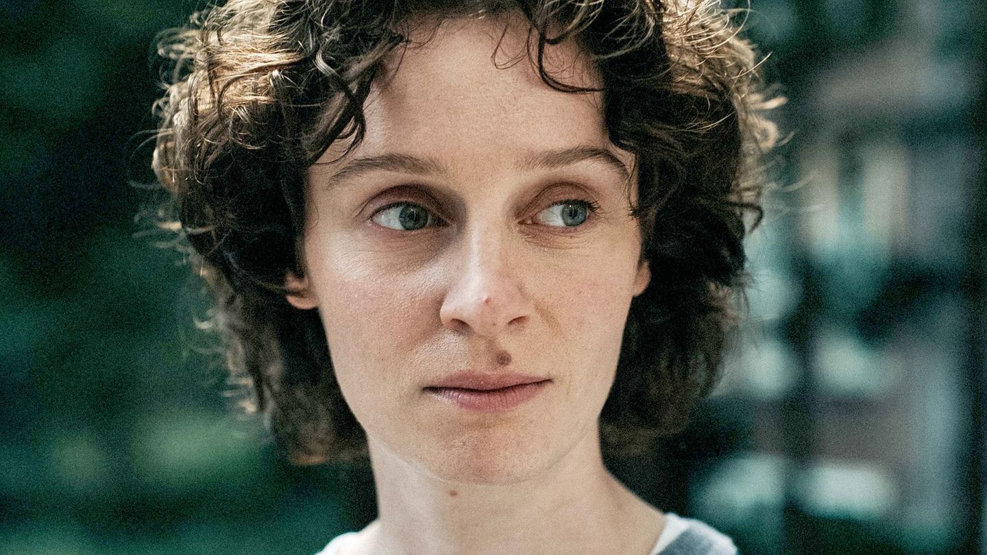 Etty (Julia Windischbauer) lebt in Amsterdam und will Schriftstellerin werden. Allerdings macht die Nazi-Diktatur das Leben der hochtalentierten jungen Jüdin immer schwieriger. Serienschöpfer Hagai Levi ("BeTipul", "The Affair") verlegte die wahre Geschichte der Etty Hillesum in die Gegenwart. Ein verstörender, aber genialer Schachzug.