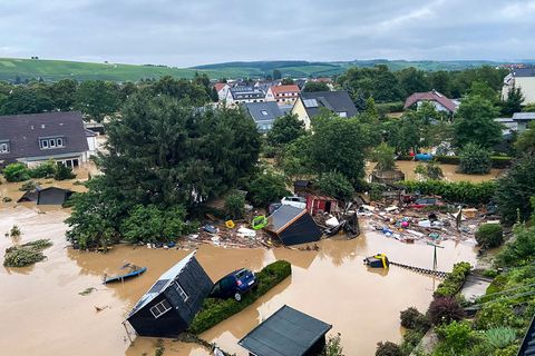 Der Winzer Peter Kriechel dokumentiert am 15. Juli die Folgen der Ahrtalflut, die auch in seiner Heimatstadt Bad Neuenahr-Ahrweiler schwere Verwüstungen verursacht hat.