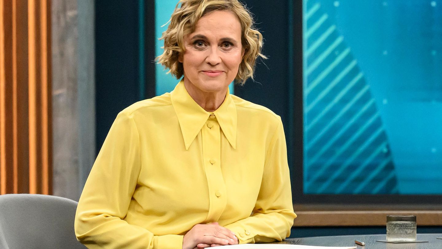 Caren Miosga lächelt in die Kamera